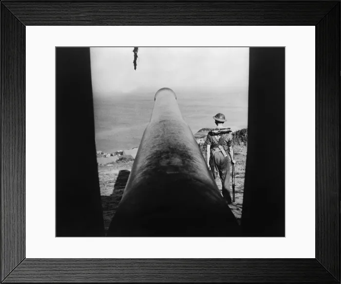 Framed Print : Stationery cannon and guard on the English Channel, to meet German invaders in 1941