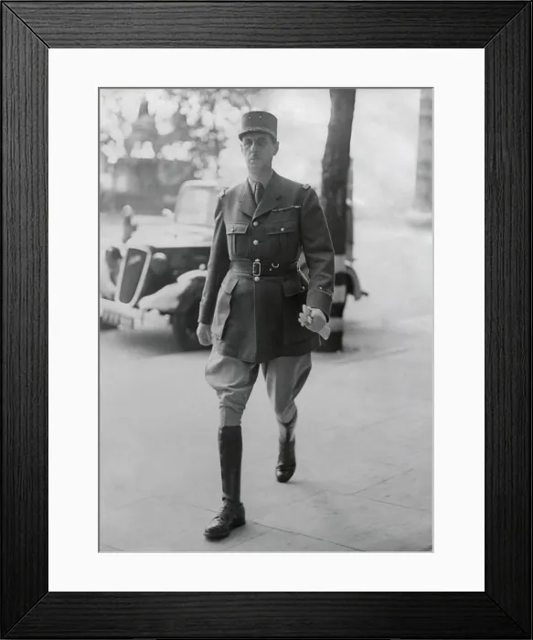 Framed Print : General de Gaulle in London, arriving at his office in London. June 25, 1940 Framed Print : General de Gaulle in London, arriving at his office in London. June 25, 1940
