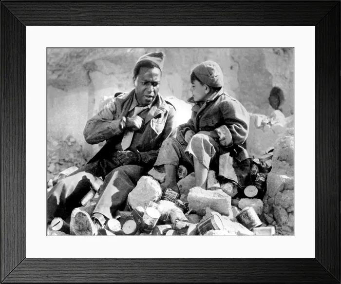 Framed Print : PAISAN, Dots Johnson, Alfonsino Pasca, Episode 2: Napoli, 1946