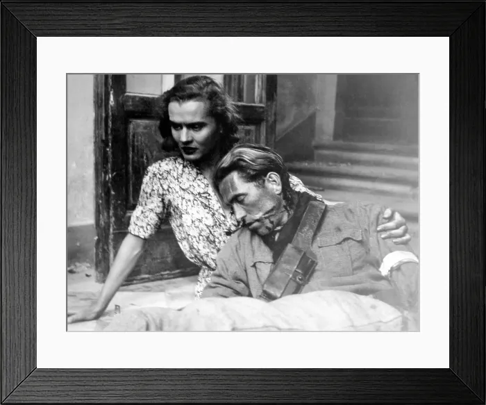 Framed Print : PAISAN, (aka PAISA), Episode 4: Firenze, Harriet White (left), 1946