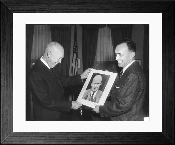 Framed Print : President Eisenhower looks at a prize-winning portrait of him by its creator Framed Print : President Eisenhower looks at a prize-winning portrait of him by its creator