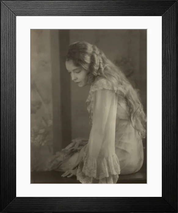 Framed Print : Lillian Gish as Yelena Andreyevna in Jed Harris's 1930 Broadway production of Uncle Vanya'. Photo by Doris Ulmann. (BSLOC_2015_14_223)