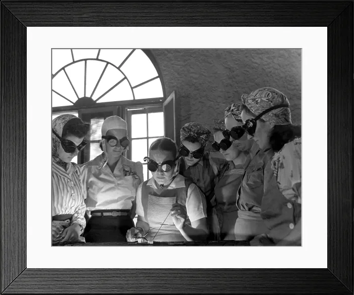 Framed Print : Welding training for women at the Volusia county vocational school, Daytona Beach. Secretaries, housewives, and waitresses trained for World War 2 industrial work. April 1942