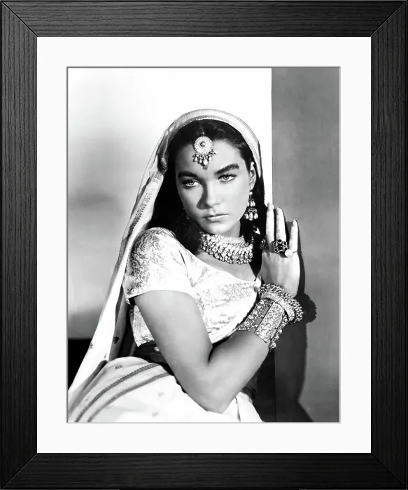 Framed Print : AROUND THE WORLD IN 80 DAYS, (aka AROUND THE WORLD IN EIGHTY DAYS), Shirley MacLaine, 1956