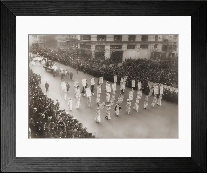 Framed Print : Suffragists marching, probably in New York City in 1913 Framed Print : Suffragists marching, probably in New York City in 1913