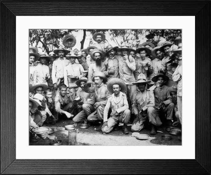 Framed Print : Spanish prisoners of war eating in US captivity in Manila, 1898