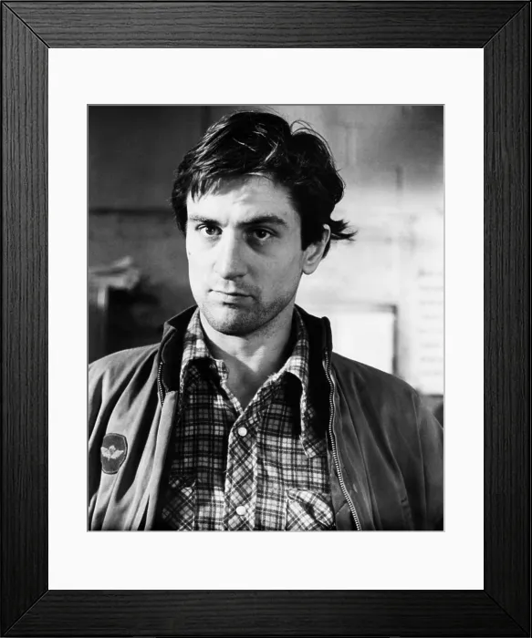 Framed Print : TAXI DRIVER, Robert De Niro, 1976, Columbia Pictures / courtesy Everett Collection