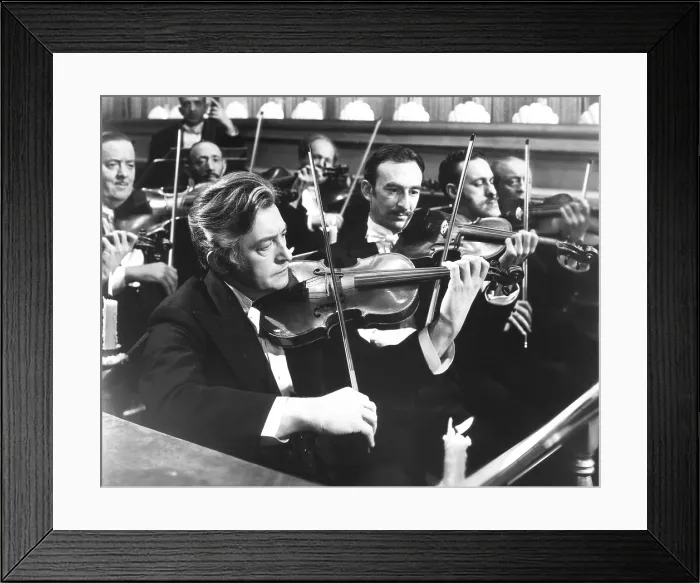Framed Print : THE PHANTOM OF THE OPERA, Claude Rains (front left), 1943