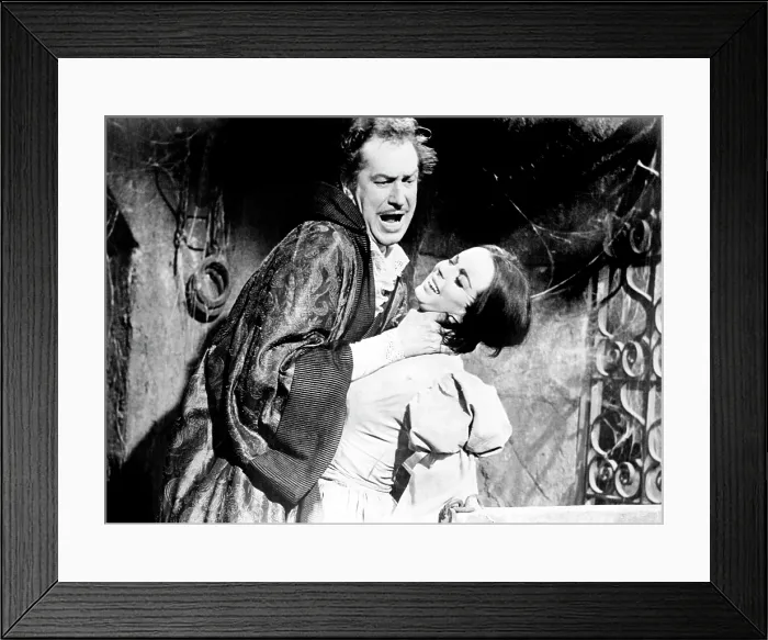 Framed Print : THE PIT AND THE PENDULUM, Vincent Price, Barbara Steele, 1961 Framed Print : THE PIT AND THE PENDULUM, Vincent Price, Barbara Steele, 1961