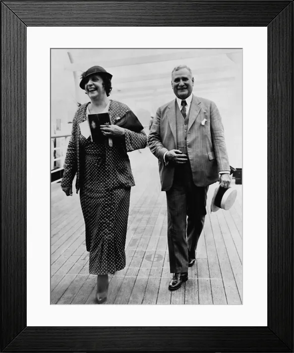 Framed Print : Carlos Mendieta, Cuban opposition leader, and wife, sailing to Havana, on Morro Castle