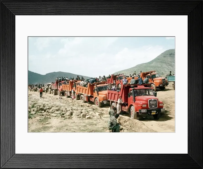 Framed Print : Kurdish refugees in northern Iraq after the 1991 Gulf War during which they rebelled unsuccessfully against a weakened Hussein