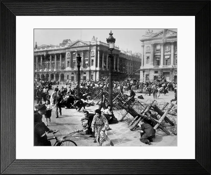 Framed Print : Parisians under fire from German snipers on the place De La Concorde on August 26, 1944 Framed Print : Parisians under fire from German snipers on the place De La Concorde on August 26, 1944