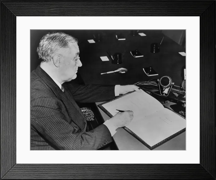 Framed Print : Franklin Roosevelt signing pact establishing the first UN relief agency on Nov. 9, 1943