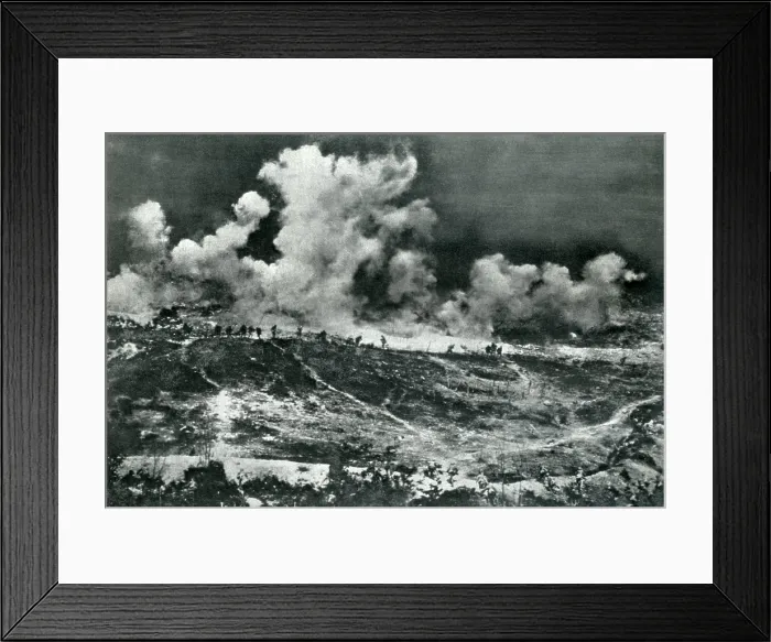 Framed Print : World War 1. French soldiers advance closely behind a creeping barrage