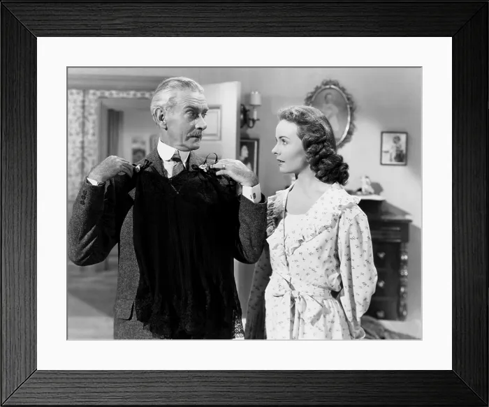 Framed Print : CHEAPER BY THE DOZEN, from left, Clifton Webb, Jeanne Crain, 1950, TM and copyright 20th Century Fox Film Corp. All rights reserved / Courtesy: Everett Collection