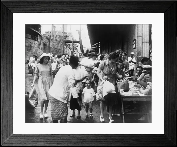 Framed Print : British colonial women and children evacuated from Singapore shortly before the Japanese invasion. World War 2, Jan.-Feb. 1942. (BSLOC_2013_14_85)