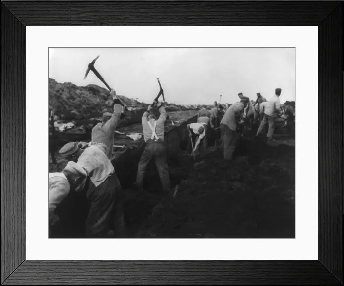 Framed Print : German political prisoners at hard labor in 1935 Framed Print : German political prisoners at hard labor in 1935