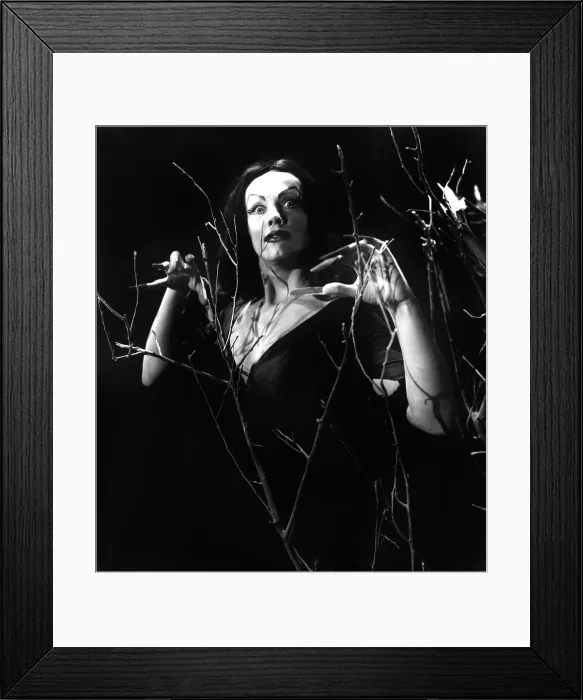 Framed Print : PLAN 9 FROM OUTER SPACE, Vampira, (Maila Nurmi), 1959 Framed Print : PLAN 9 FROM OUTER SPACE, Vampira, (Maila Nurmi), 1959