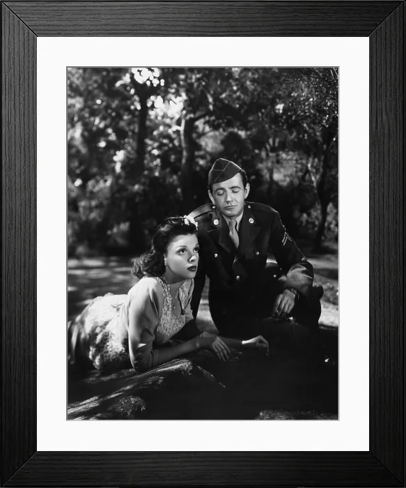Framed Print : THE CLOCK, Judy Garland, Robert Walker, 1945