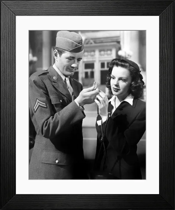 Framed Print : THE CLOCK, Robert Walker, Judy Garland, 1945