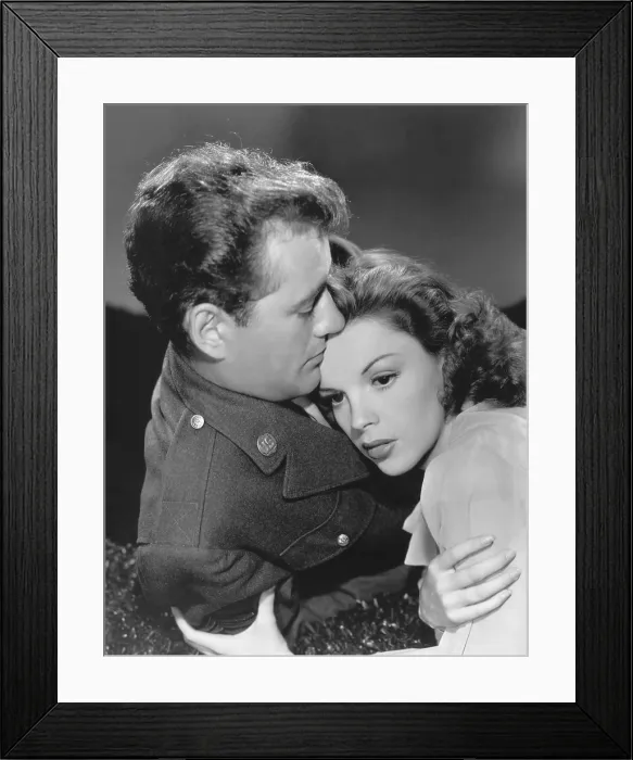 Framed Print : THE CLOCK, from left: Robert Walker, Judy Garland, 1945