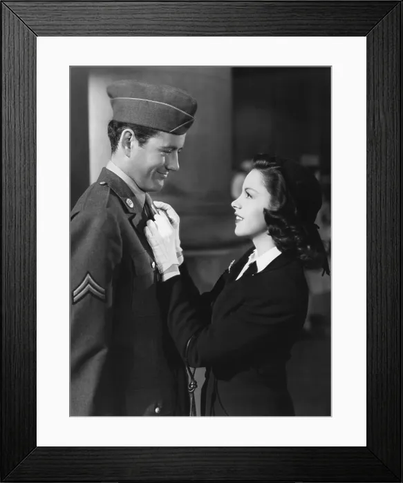 Framed Print : THE CLOCK, from left: Robert Walker, Judy Garland, 1945