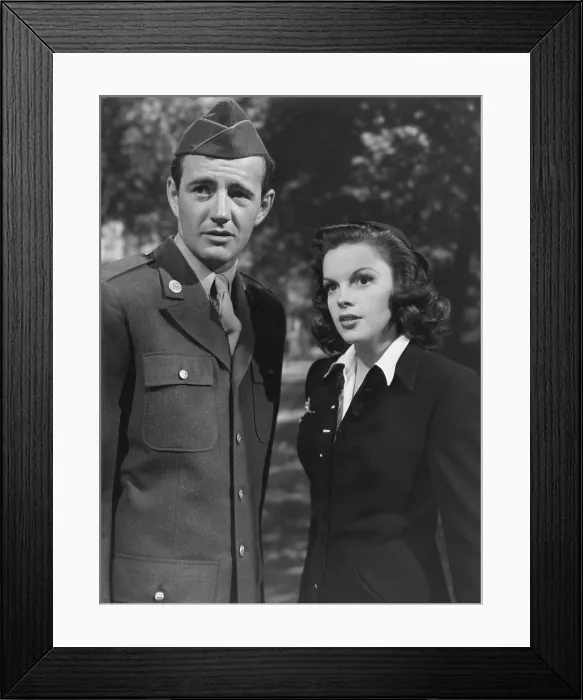 Framed Print : THE CLOCK, from left: Robert Walker, Judy Garland, 1945