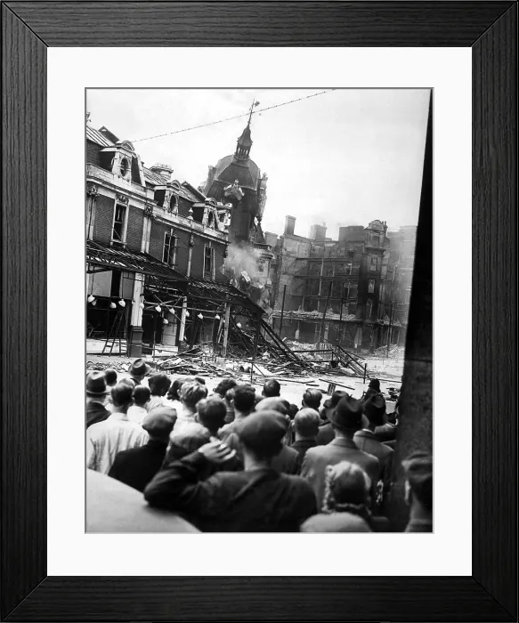 Framed Print : World War 2, Battle of Britain. Londoners watch the demolition of historic Smithfield Market's tower during the Blitz. April 1941. (BSLOC_2013_11_89) Framed Print : World War 2, Battle of Britain. Londoners watch the demolition of historic Smithfield Market's tower during the Blitz. April 1941. (BSLOC_2013_11_89)