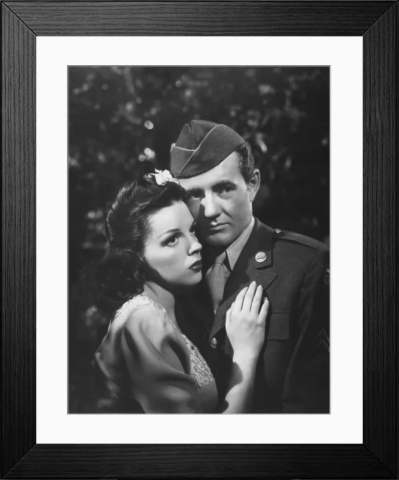Framed Print : THE CLOCK, from left: Judy Garland, Robert Walker, 1945