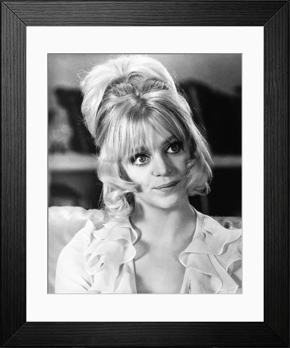 Framed Print : THERE'S A GIRL IN MY SOUP, Goldie Hawn, 1970 Framed Print : THERE'S A GIRL IN MY SOUP, Goldie Hawn, 1970