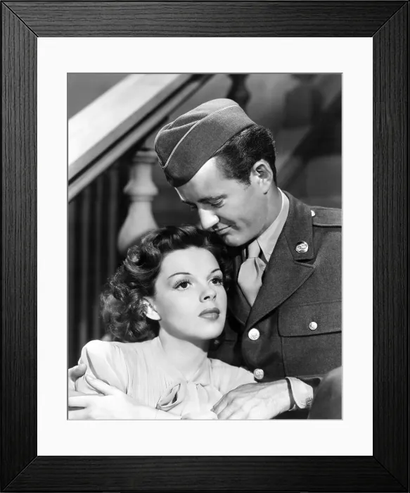 Framed Print : THE CLOCK, from left: Judy Garland, Robert Walker, 1945