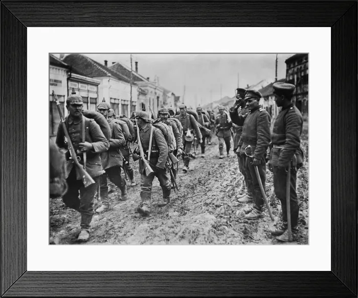Framed Print : German soldiers marching through the Serbian town of Paracin in 1915, during World War I. (BSLOC_2017_1_178)
