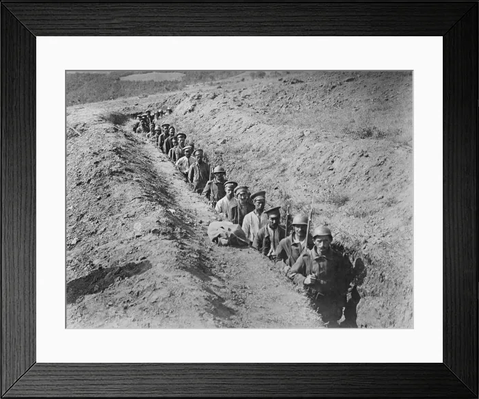 Framed Print : Greek soldiers escorting Bulgarian prisoners in 1918 during WW1. Greece entered the war against the Central Powers in 1917 Framed Print : Greek soldiers escorting Bulgarian prisoners in 1918 during WW1. Greece entered the war against the Central Powers in 1917