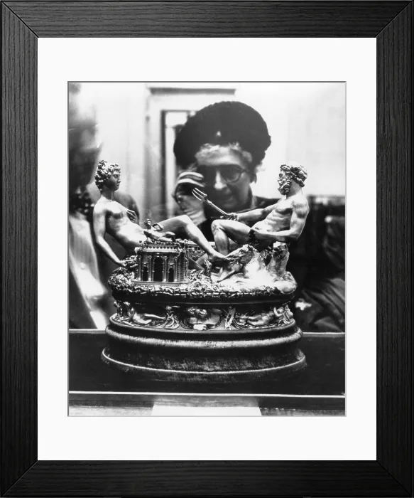 Framed Print : Visitor to the National Gallery Washington, D.C. scrutinizing, Cellini's Salt Cellar in 1947 Framed Print : Visitor to the National Gallery Washington, D.C. scrutinizing, Cellini's Salt Cellar in 1947