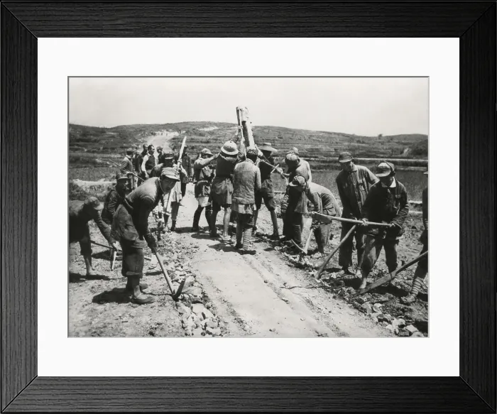 Framed Print : Chinese Civil War 1946-1949. Volunteers from the Communist Chinese Army constructing a road Framed Print : Chinese Civil War 1946-1949. Volunteers from the Communist Chinese Army constructing a road