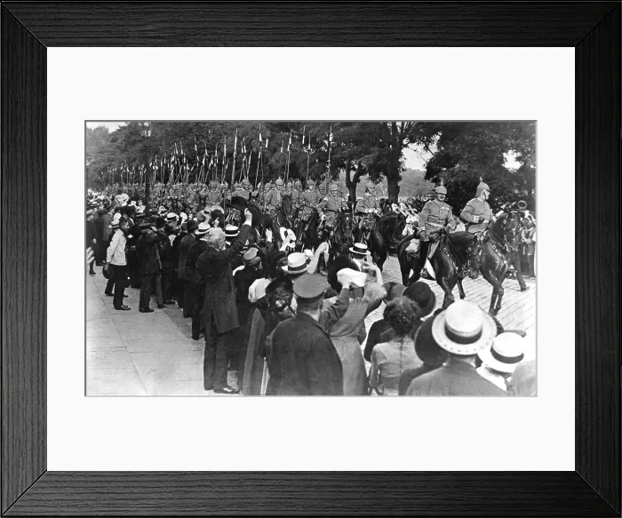 Framed Print : Garde-Kurassier Regiment in Berlin leaving for the front. The German heavy cavalry regiment was cheered in the streets of Berlin. World War I. August 1914