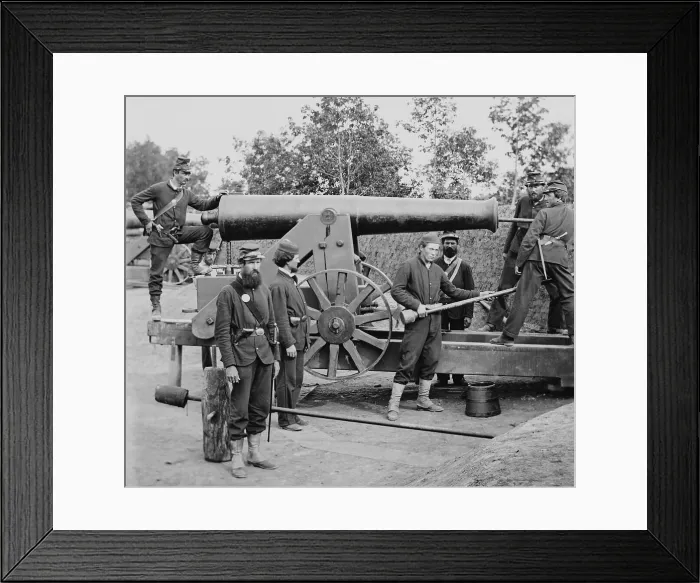 Framed Print : Gun crew at Fort Woodbury in Arlington, Virginia. Woodbury was one of 68 forts and batteries protecting Washington, DC during the US Civil War, 1861-65 (BSLOC_2018_6_167)