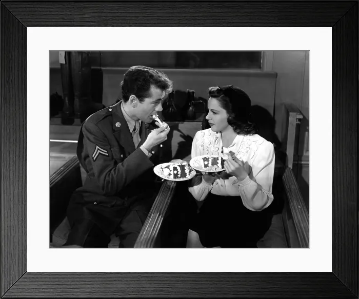 Framed Print : THE CLOCK, Robert Walker, Judy Garland, 1945