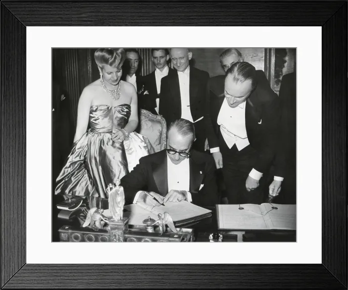 Framed Print : The French-Argentine Treaty of Commerce is signed in Paris, July 24, 1947