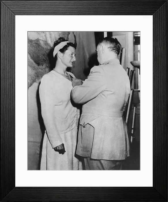 Framed Print : Virginia Hall receiving the Distinguished Service Cross in 1945 from OSS chief, General William Donovan