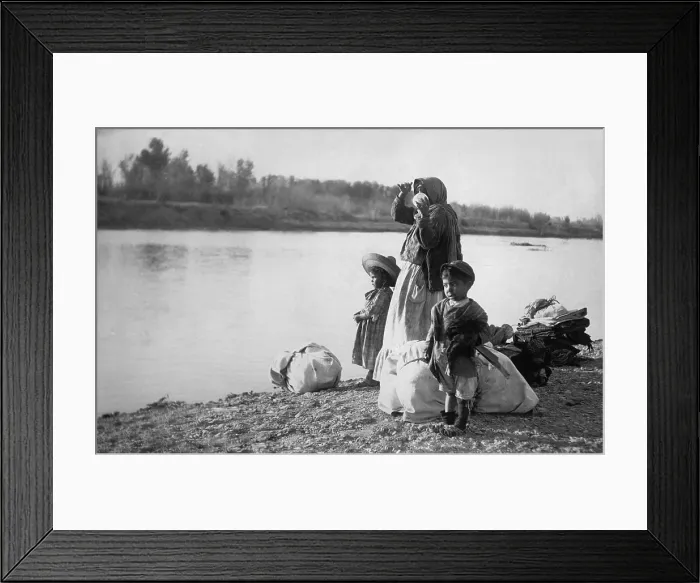 Framed Print : Mexican women with her children and bundles on the edge of the Rio Grande River. Ca. 1910 Framed Print : Mexican women with her children and bundles on the edge of the Rio Grande River. Ca. 1910
