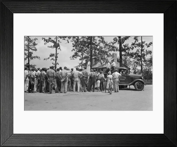 Framed Print : Eleanor Roosevelt addressing residents of Cumberland Homesteads, Crossville, Tenn. Ca. 1935 Framed Print : Eleanor Roosevelt addressing residents of Cumberland Homesteads, Crossville, Tenn. Ca. 1935