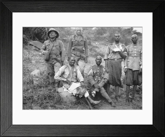 Framed Print : Two Italian soldiers with four wounded barefoot Ethiopian POWs. Italo-Ethiopian War, 1935-36. (BSLOC_2014_7_34)