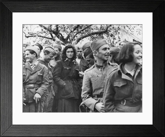 Framed Print : Group of Yugoslav partisans during World War 2 includes women fighters. Ca. 1944. (BSLOC_2015_13_35)
