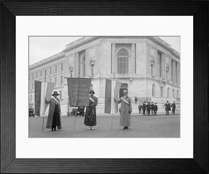 Framed Print : Suffragettes picketing the Senate Office Building in Washington in 1918. Left to right: Mildred Gilbert, Pauline Floyd, Vivian Pierce