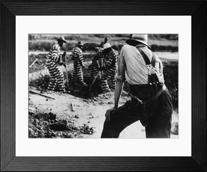 Framed Print : Convict chain gang and prison guard in Oglethorpe County, Georgia, May 1941 Framed Print : Convict chain gang and prison guard in Oglethorpe County, Georgia, May 1941