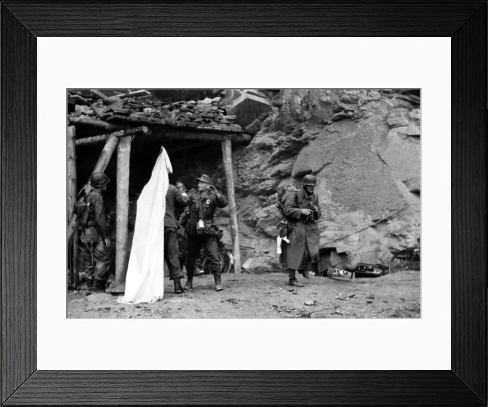 Framed Print : Surrendering German soldiers in Cherbourg on June 26, 1944 Framed Print : Surrendering German soldiers in Cherbourg on June 26, 1944