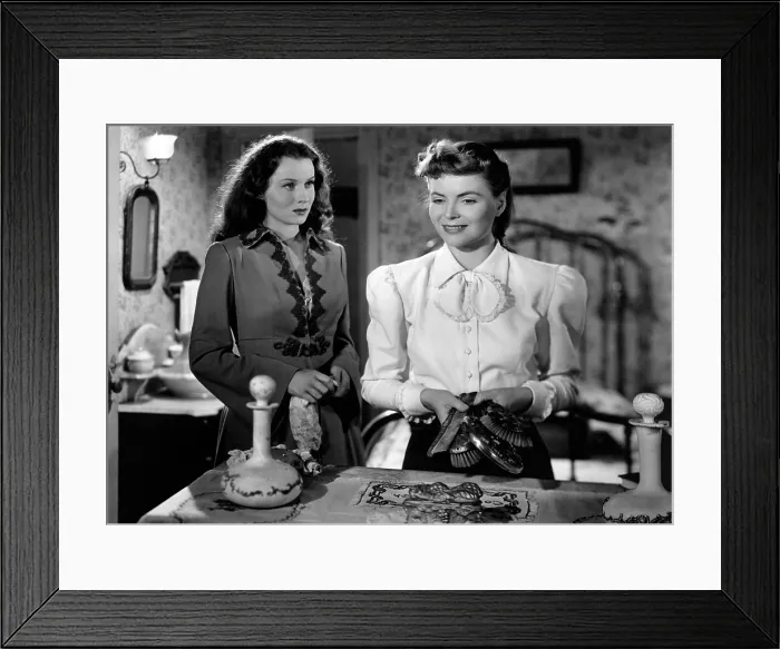 Framed Print : THE SPIRAL STAIRCASE, from left: Rhonda Fleming, Dorothy McGuire, 1946 Framed Print : THE SPIRAL STAIRCASE, from left: Rhonda Fleming, Dorothy McGuire, 1946