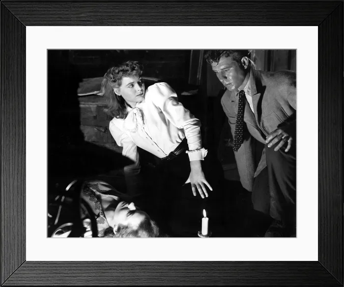 Framed Print : THE SPIRAL STAIRCASE, Rhonda Fleming, Dorothy McGuire, Gordon Oliver, 1946 Framed Print : THE SPIRAL STAIRCASE, Rhonda Fleming, Dorothy McGuire, Gordon Oliver, 1946