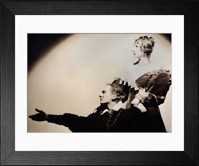 Framed Print : John Gielgud as Hamlet and Judith Anderson as Gertrude in Shakespeares classic. The production opened at New Yorks Empire Theater in Oct. 1936 (BSLOC_2018_3_21)